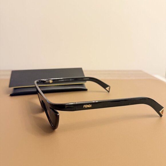 Fendi Sunglasses Cat Eye - Picture 2 of 4